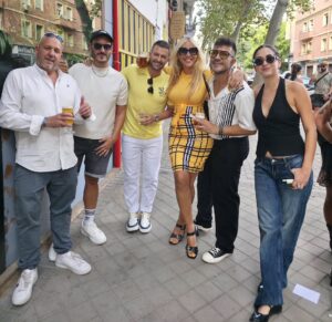 Christina Rapado Instagram - ✨ El sábado por la tarde también celebramos el cumple de otro gran amigo: el periodista y presentador @jolaraque 🎉🙌. Fue una reunión exprés y muy loca en su barrio, pero llena de risas, buena energía y momentos que valen oro 🥳🍻.
Por cierto, quedé totalmente fascinada con @pacosanchezmu … ¡qué maravilla de hombre y qué divertido!
*Total Outfit: @sheinofficial
*Nails: @dunas.villaviciosa
#JoseAraque #CumpleañosJoseAraque #christinarapado #cristinarapado #summer2025 #September2025 #spain2025 #Madrid2025 #singer #actress #model #tvpresenter #tattooedgirl #diva #beauty #fashion #toxicpeopleout #richandpowerfulwomen #empoweringwomen #power #richwomen #crazylife #crazysummer #summer #iconic #influencer #LosAmiguisDeLaRapado