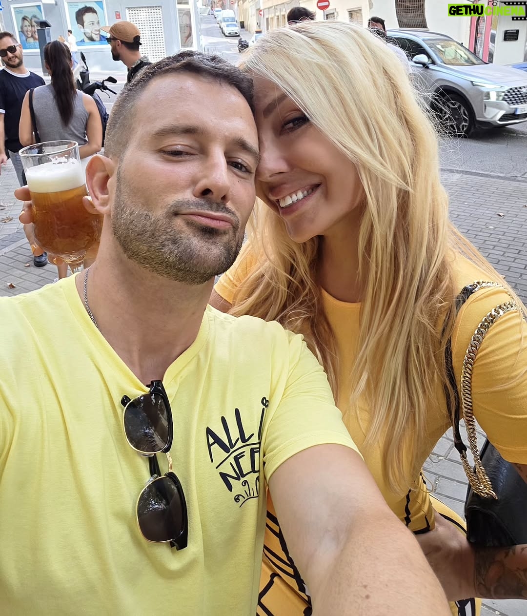 Christina Rapado - 3 Likes - ✨ El sábado por la tarde también celebramos el cumple de otro gran amigo: el periodista y presentador @jolaraque 🎉🙌. Fue una reunión exprés y muy loca en su barrio, pero llena de risas, buena energía y momentos que valen oro 🥳🍻.
Por cierto, quedé totalmente fascinada con @pacosanchezmu … ¡qué maravilla de hombre y qué divertido!
*Total Outfit: @sheinofficial 
*Nails: @dunas.villaviciosa
#JoseAraque #CumpleañosJoseAraque #christinarapado #cristinarapado #summer2025 #September2025 #spain2025 #Madrid2025 #singer #actress #model #tvpresenter #tattooedgirl #diva #beauty #fashion #toxicpeopleout #richandpowerfulwomen #empoweringwomen #power #richwomen #crazylife #crazysummer #summer #iconic #influencer #LosAmiguisDeLaRapado