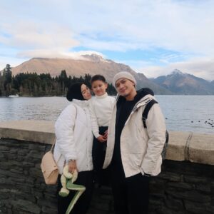Citra Kirana Instagram - liburan kali inii memiliihh new zealand 🇳🇿 karna emg belum pernah ajaaa gidu….sekalian mau coba campervan niat nya (tiba2 anak gunung gak tuc) 🤏🏻🤭 day 1 cuma muter2 city aja sambil jalan2 liat bebek 🦆 daaaaan ada yang seneng bgt pastinya (u know kan siapa 👶🏻) slide 6 udah pengen nyebur aja itu bayiiii…. Papa langsung panique pastinyaa 🤏🏻🤏🏻