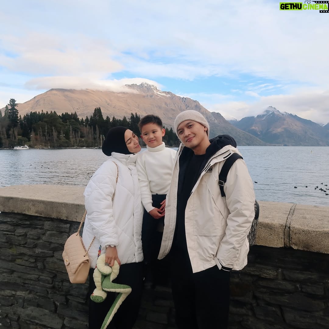 Citra Kirana - 82.9K Likes - liburan kali inii memiliihh new zealand 🇳🇿 karna emg belum pernah ajaaa gidu….sekalian mau coba campervan niat nya (tiba2 anak gunung gak tuc) 🤏🏻🤭 day 1 cuma muter2 city aja sambil jalan2 liat bebek 🦆 daaaaan ada yang seneng bgt pastinya (u know kan siapa 👶🏻) slide 6 udah pengen nyebur aja itu bayiiii…. Papa langsung panique pastinyaa 🤏🏻🤏🏻
