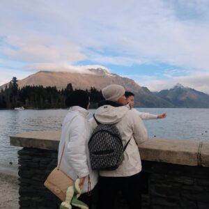 Citra Kirana Instagram - liburan kali inii memiliihh new zealand 🇳🇿 karna emg belum pernah ajaaa gidu….sekalian mau coba campervan niat nya (tiba2 anak gunung gak tuc) 🤏🏻🤭 day 1 cuma muter2 city aja sambil jalan2 liat bebek 🦆 daaaaan ada yang seneng bgt pastinya (u know kan siapa 👶🏻) slide 6 udah pengen nyebur aja itu bayiiii…. Papa langsung panique pastinyaa 🤏🏻🤏🏻