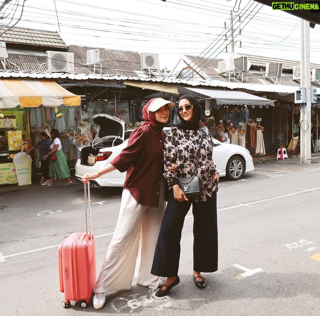 Citra Kirana - 54.6K Likes - POV : 4 sisters vs. Chatuchak market 💥🛍️🥳