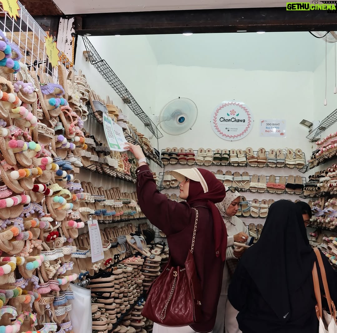 Citra Kirana - 54.6K Likes - POV : 4 sisters vs. Chatuchak market 💥🛍️🥳