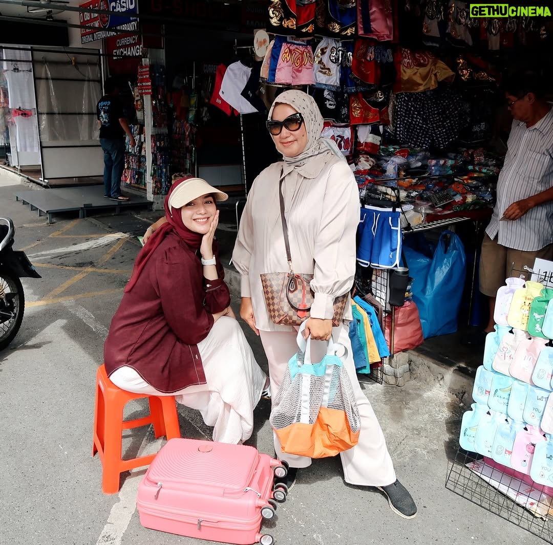 Citra Kirana - 54.6K Likes - POV : 4 sisters vs. Chatuchak market 💥🛍️🥳