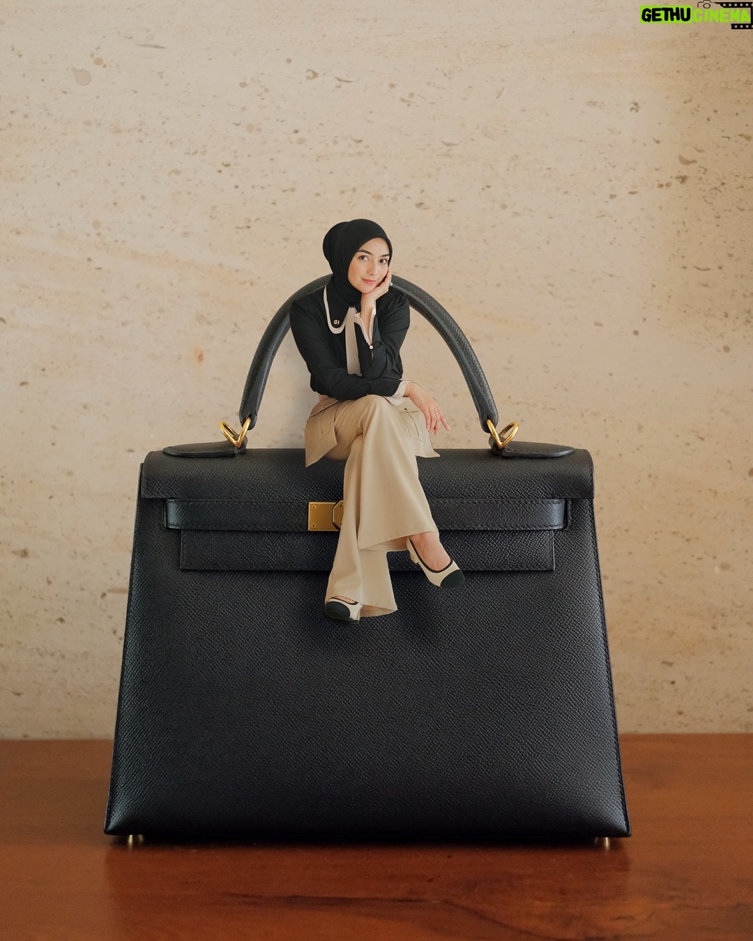 Citra Kirana - 55.2K Likes - Gemez ah!🖤
.
Outfit details on the next slide▶️✨