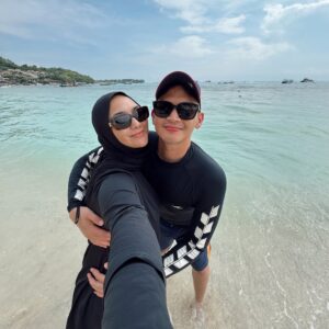 Citra Kirana Instagram - Baliii so faarr…. Ngerencanain jalan2 ke bali berduaan ga ajak athar ✨( maaf ya mass mama papa pacaran dulss) . Pas banget emg lagiii punya hobby baru yang samaaa…si padelll iniii…selama di balii kerjaan kita cari court yangg kosong 🤭 so much fun! Alhamdulillah…. ♥️✨ maaciii yanggg. Waktunya pulang ke jakartaaa skrggg…ketemu bayiiikk kangeen bangetttt mass athaarrr…..