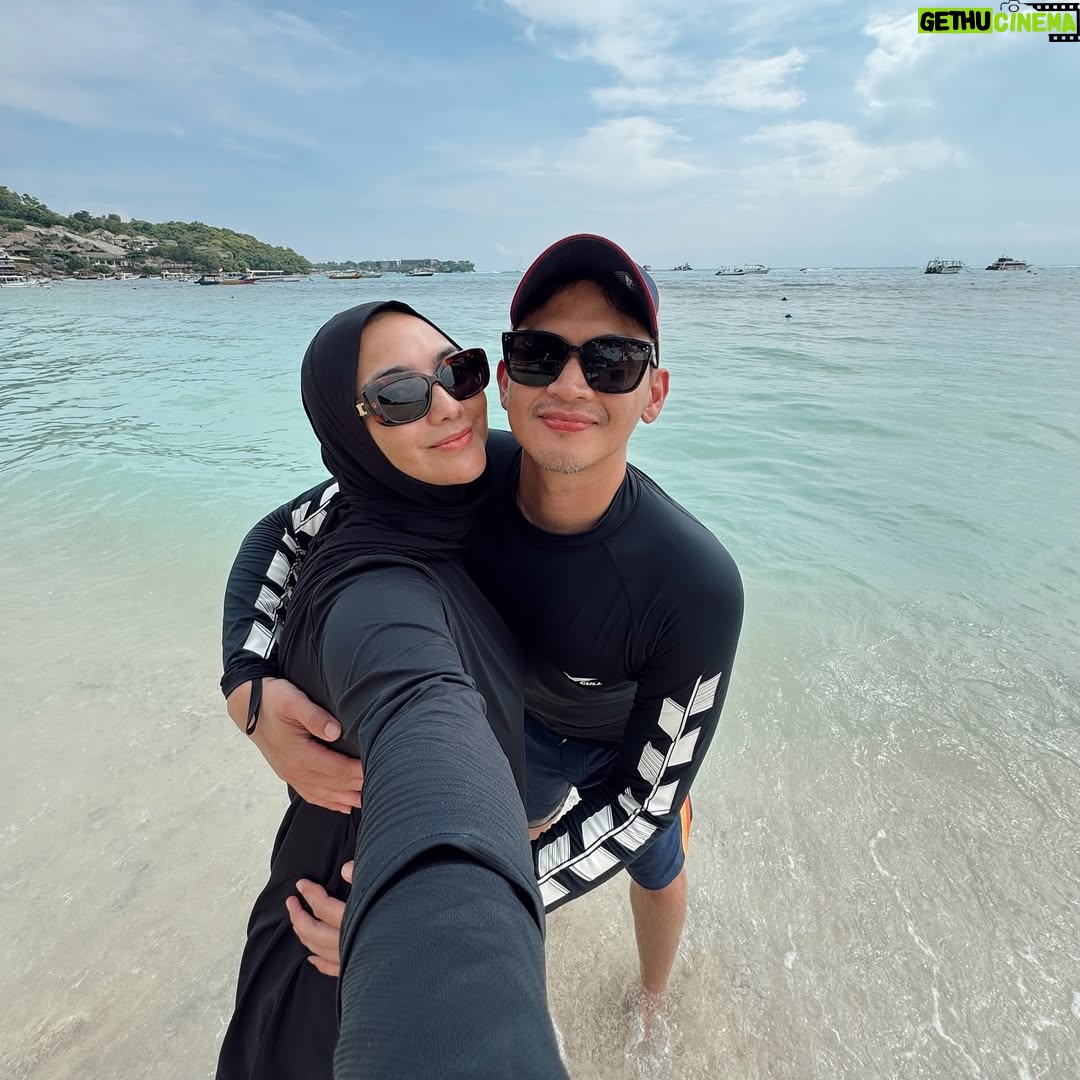 Citra Kirana - 44.4K Likes - Baliii so faarr…. Ngerencanain jalan2 ke bali berduaan ga ajak athar ✨( maaf ya mass mama papa pacaran dulss) . Pas banget emg lagiii punya hobby baru yang samaaa…si padelll iniii…selama di balii kerjaan kita cari court yangg kosong 🤭 so much fun! Alhamdulillah…. ♥️✨ maaciii yanggg. Waktunya pulang ke jakartaaa skrggg…ketemu bayiiikk kangeen bangetttt mass athaarrr…..