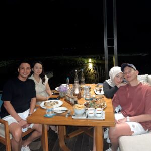 Citra Kirana Instagram - Baliii so faarr…. Ngerencanain jalan2 ke bali berduaan ga ajak athar ✨( maaf ya mass mama papa pacaran dulss) . Pas banget emg lagiii punya hobby baru yang samaaa…si padelll iniii…selama di balii kerjaan kita cari court yangg kosong 🤭 so much fun! Alhamdulillah…. ♥️✨ maaciii yanggg. Waktunya pulang ke jakartaaa skrggg…ketemu bayiiikk kangeen bangetttt mass athaarrr…..