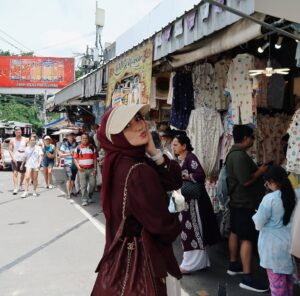 Citra Kirana Instagram - POV : 4 sisters vs. Chatuchak market 💥🛍️🥳