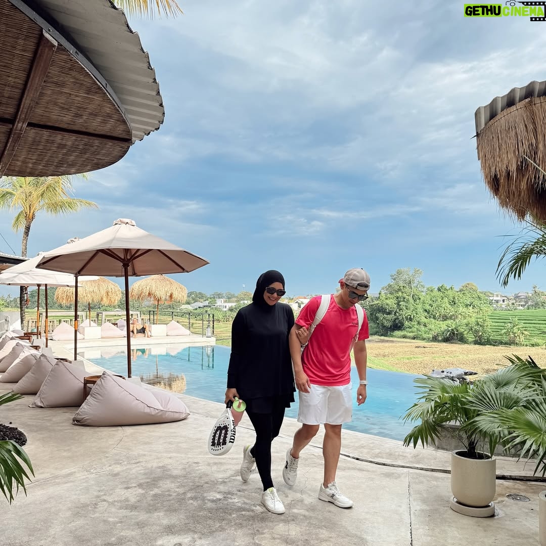 Citra Kirana - 44.4K Likes - Baliii so faarr…. Ngerencanain jalan2 ke bali berduaan ga ajak athar ✨( maaf ya mass mama papa pacaran dulss) . Pas banget emg lagiii punya hobby baru yang samaaa…si padelll iniii…selama di balii kerjaan kita cari court yangg kosong 🤭 so much fun! Alhamdulillah…. ♥️✨ maaciii yanggg. Waktunya pulang ke jakartaaa skrggg…ketemu bayiiikk kangeen bangetttt mass athaarrr…..
