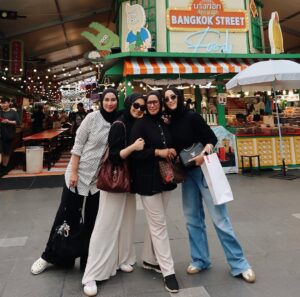 Citra Kirana Instagram - POV : 4 sisters vs. Chatuchak market 💥🛍️🥳
