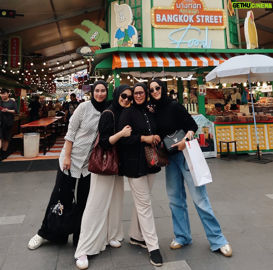Citra Kirana - 54.6K Likes - POV : 4 sisters vs. Chatuchak market 💥🛍️🥳