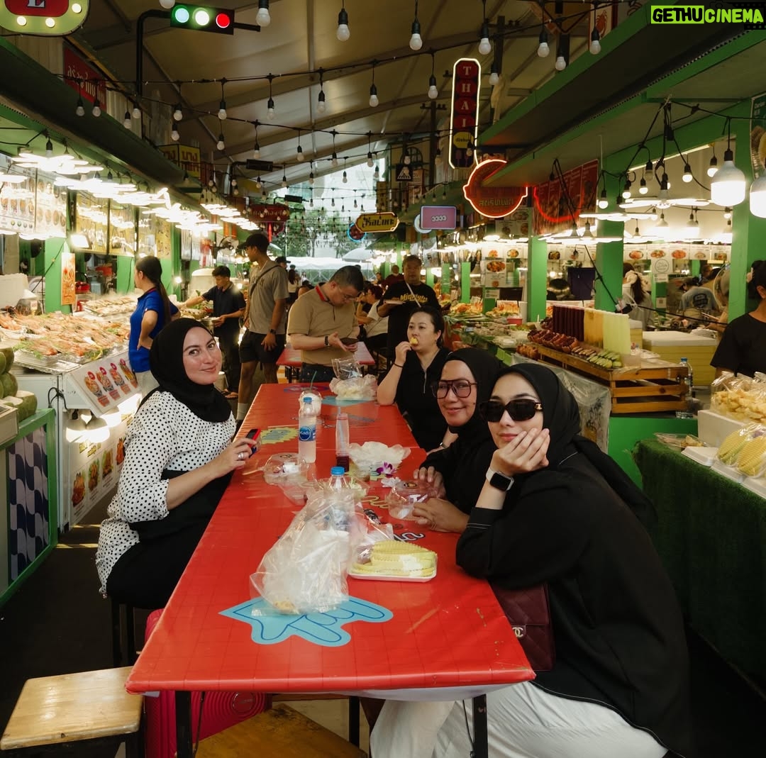 Citra Kirana - 54.6K Likes - POV : 4 sisters vs. Chatuchak market 💥🛍️🥳