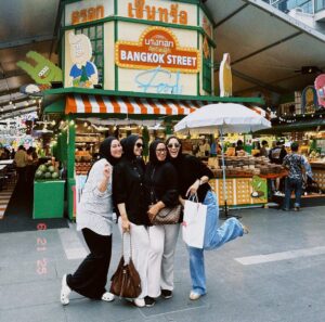 Citra Kirana Instagram - POV : 4 sisters vs. Chatuchak market 💥🛍️🥳
