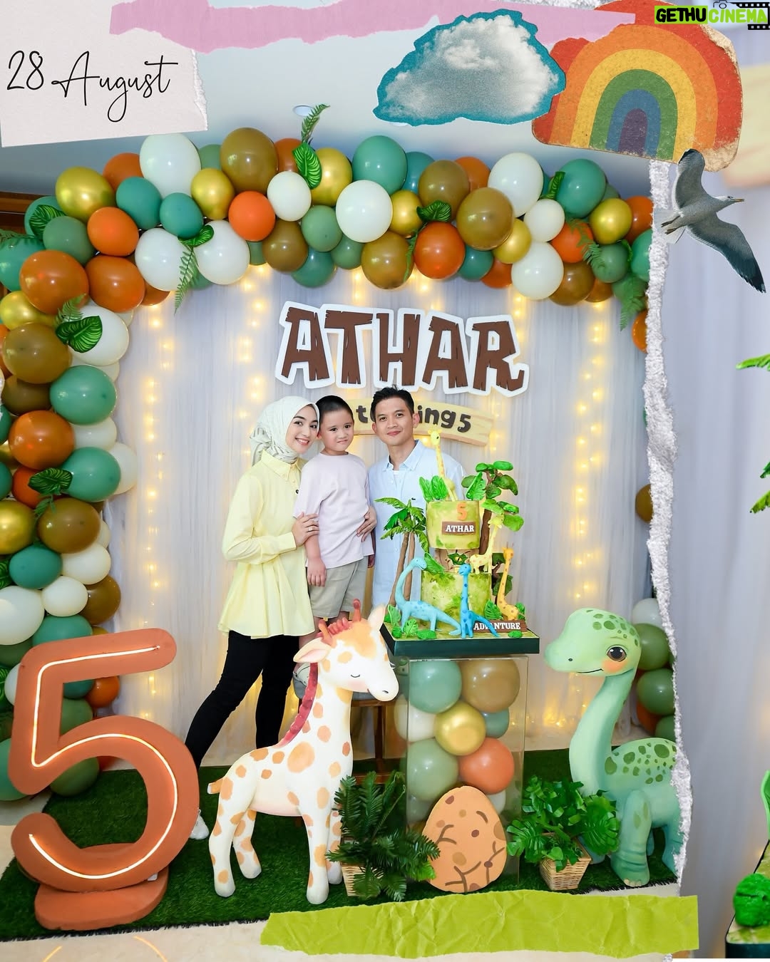 Citra Kirana - 49.2K Likes - A special day for Athar with his favorite giraffe and brontosaurus 🦕 
.
cake by @veroz_cakery ✨♥️ luvvvv
Backdrop by @thedesserttable.id