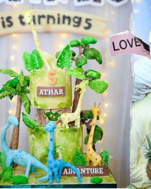 Citra Kirana Instagram - A special day for Athar with his favorite giraffe and brontosaurus 🦕
.
cake by @veroz_cakery ✨♥️ luvvvv
Backdrop by @thedesserttable.id