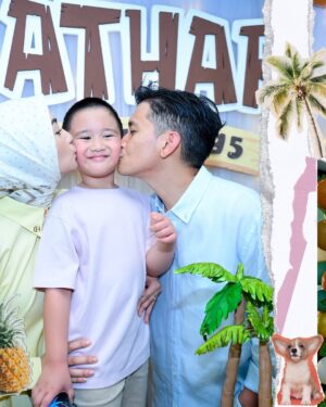 Citra Kirana Instagram - A special day for Athar with his favorite giraffe and brontosaurus 🦕
.
cake by @veroz_cakery ✨♥️ luvvvv
Backdrop by @thedesserttable.id