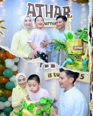 Citra Kirana Instagram - A special day for Athar with his favorite giraffe and brontosaurus 🦕
.
cake by @veroz_cakery ✨♥️ luvvvv
Backdrop by @thedesserttable.id