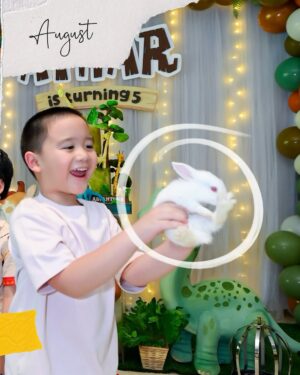 Citra Kirana Instagram - A special day for Athar with his favorite giraffe and brontosaurus 🦕
.
cake by @veroz_cakery ✨♥️ luvvvv
Backdrop by @thedesserttable.id