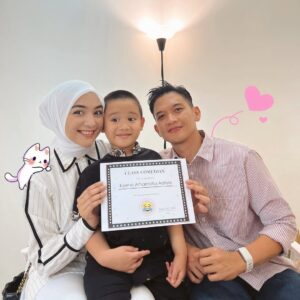 Citra Kirana Instagram - Gemezz! Belajar dari siapa mass kamu berkomedii sampe bikin temen2 kamu ketawa di kelasss 🤭🤭
.
Hari ini aku sama masky ke sekolah nya athar , ngobrol sama ms nya tentang perkembangan athar..alhamdulillah semua nya baik 🥹✨ masyaAllah. Dan athar dapet penghargaan dari ms nya sbg “class comedian” hihi temen2nya suka ketawa kalo liat tingkah athar di sekolaahh… 🤪 the real anak extrovert emg iniiii yaaa…..seneng kalo jadi center of attention 🤭 kaya papa nyaaaaa 🤣🤣 alhamdulillah