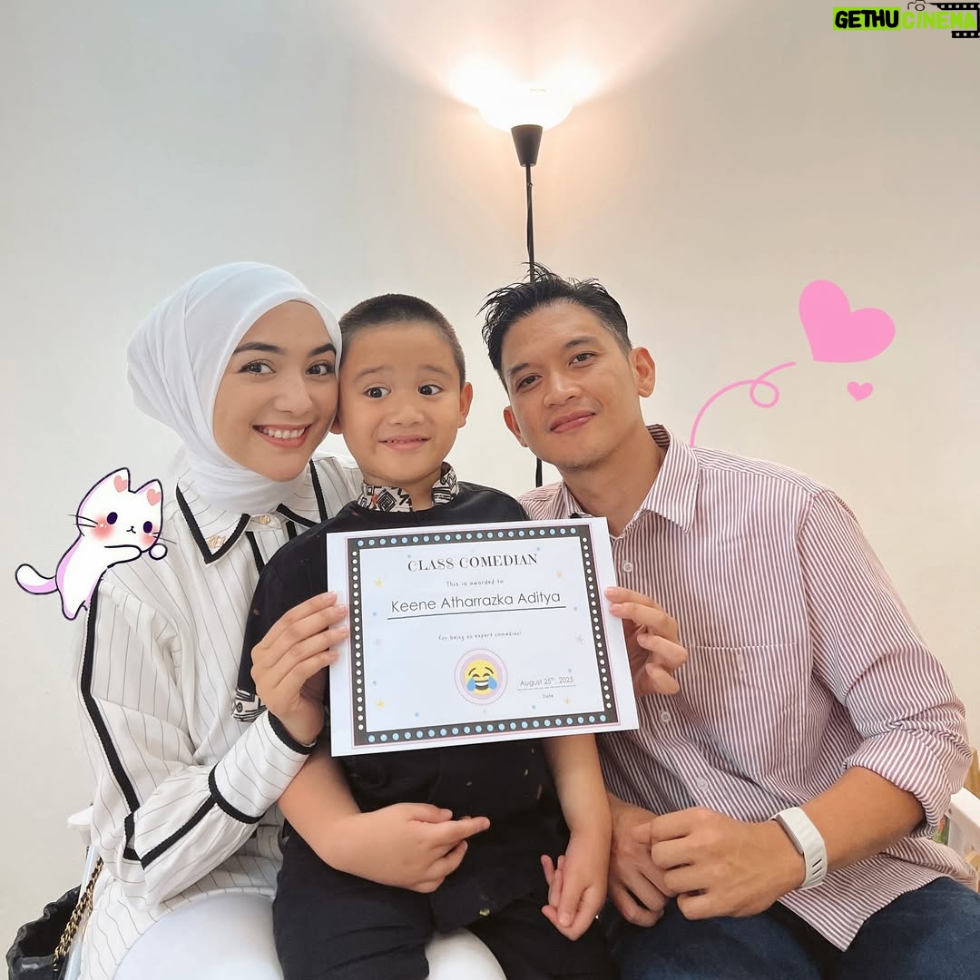 Citra Kirana - 66.4K Likes - Gemezz! Belajar dari siapa mass kamu berkomedii sampe bikin temen2 kamu ketawa di kelasss 🤭🤭 
.
Hari ini aku sama masky ke sekolah nya athar , ngobrol sama ms nya tentang perkembangan athar..alhamdulillah semua nya baik 🥹✨ masyaAllah. Dan athar dapet penghargaan dari ms nya sbg “class comedian” hihi temen2nya suka ketawa kalo liat tingkah athar di sekolaahh… 🤪 the real anak extrovert emg iniiii yaaa…..seneng kalo jadi center of attention 🤭 kaya papa nyaaaaa 🤣🤣 alhamdulillah