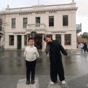 Citra Kirana Instagram - liburan kali inii memiliihh new zealand 🇳🇿 karna emg belum pernah ajaaa gidu….sekalian mau coba campervan niat nya (tiba2 anak gunung gak tuc) 🤏🏻🤭 day 1 cuma muter2 city aja sambil jalan2 liat bebek 🦆 daaaaan ada yang seneng bgt pastinya (u know kan siapa 👶🏻) slide 6 udah pengen nyebur aja itu bayiiii…. Papa langsung panique pastinyaa 🤏🏻🤏🏻
