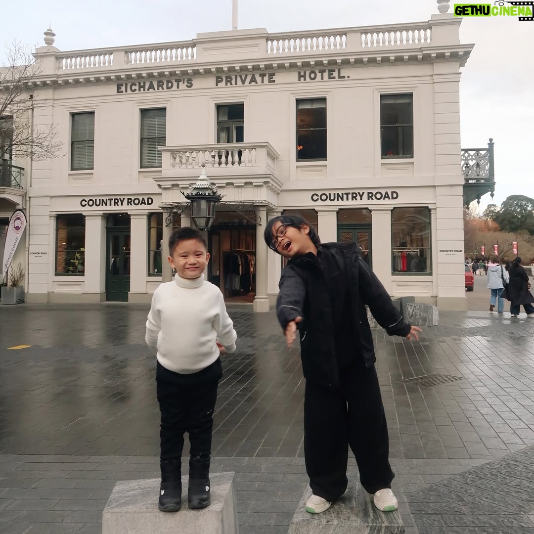 Citra Kirana - 82.9K Likes - liburan kali inii memiliihh new zealand 🇳🇿 karna emg belum pernah ajaaa gidu….sekalian mau coba campervan niat nya (tiba2 anak gunung gak tuc) 🤏🏻🤭 day 1 cuma muter2 city aja sambil jalan2 liat bebek 🦆 daaaaan ada yang seneng bgt pastinya (u know kan siapa 👶🏻) slide 6 udah pengen nyebur aja itu bayiiii…. Papa langsung panique pastinyaa 🤏🏻🤏🏻