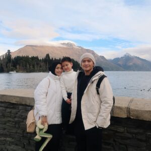 Citra Kirana Instagram - liburan kali inii memiliihh new zealand 🇳🇿 karna emg belum pernah ajaaa gidu….sekalian mau coba campervan niat nya (tiba2 anak gunung gak tuc) 🤏🏻🤭 day 1 cuma muter2 city aja sambil jalan2 liat bebek 🦆 daaaaan ada yang seneng bgt pastinya (u know kan siapa 👶🏻) slide 6 udah pengen nyebur aja itu bayiiii…. Papa langsung panique pastinyaa 🤏🏻🤏🏻
