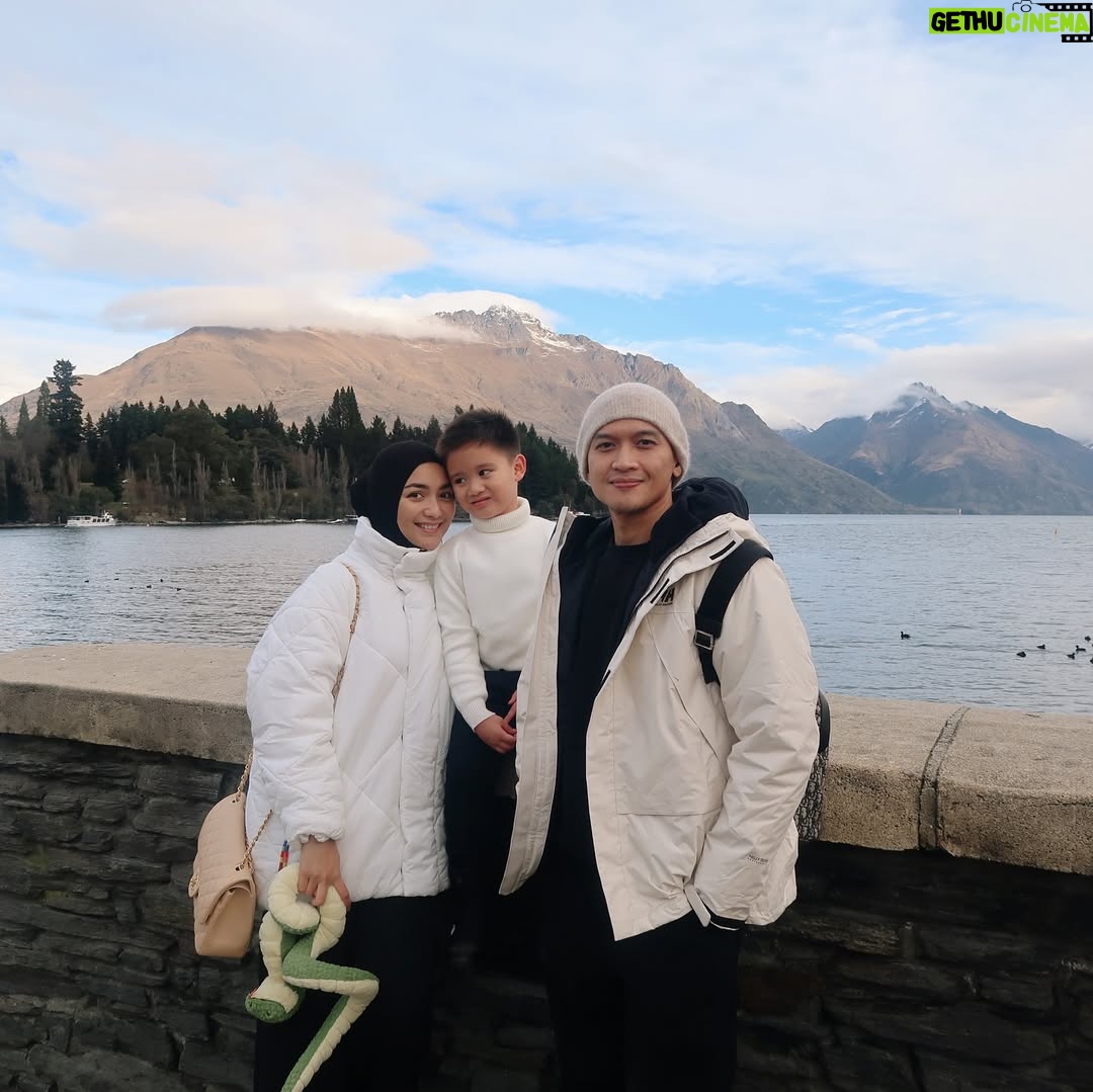Citra Kirana - 82.9K Likes - liburan kali inii memiliihh new zealand 🇳🇿 karna emg belum pernah ajaaa gidu….sekalian mau coba campervan niat nya (tiba2 anak gunung gak tuc) 🤏🏻🤭 day 1 cuma muter2 city aja sambil jalan2 liat bebek 🦆 daaaaan ada yang seneng bgt pastinya (u know kan siapa 👶🏻) slide 6 udah pengen nyebur aja itu bayiiii…. Papa langsung panique pastinyaa 🤏🏻🤏🏻