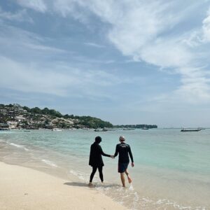 Citra Kirana Instagram - Baliii so faarr…. Ngerencanain jalan2 ke bali berduaan ga ajak athar ✨( maaf ya mass mama papa pacaran dulss) . Pas banget emg lagiii punya hobby baru yang samaaa…si padelll iniii…selama di balii kerjaan kita cari court yangg kosong 🤭 so much fun! Alhamdulillah…. ♥️✨ maaciii yanggg. Waktunya pulang ke jakartaaa skrggg…ketemu bayiiikk kangeen bangetttt mass athaarrr…..