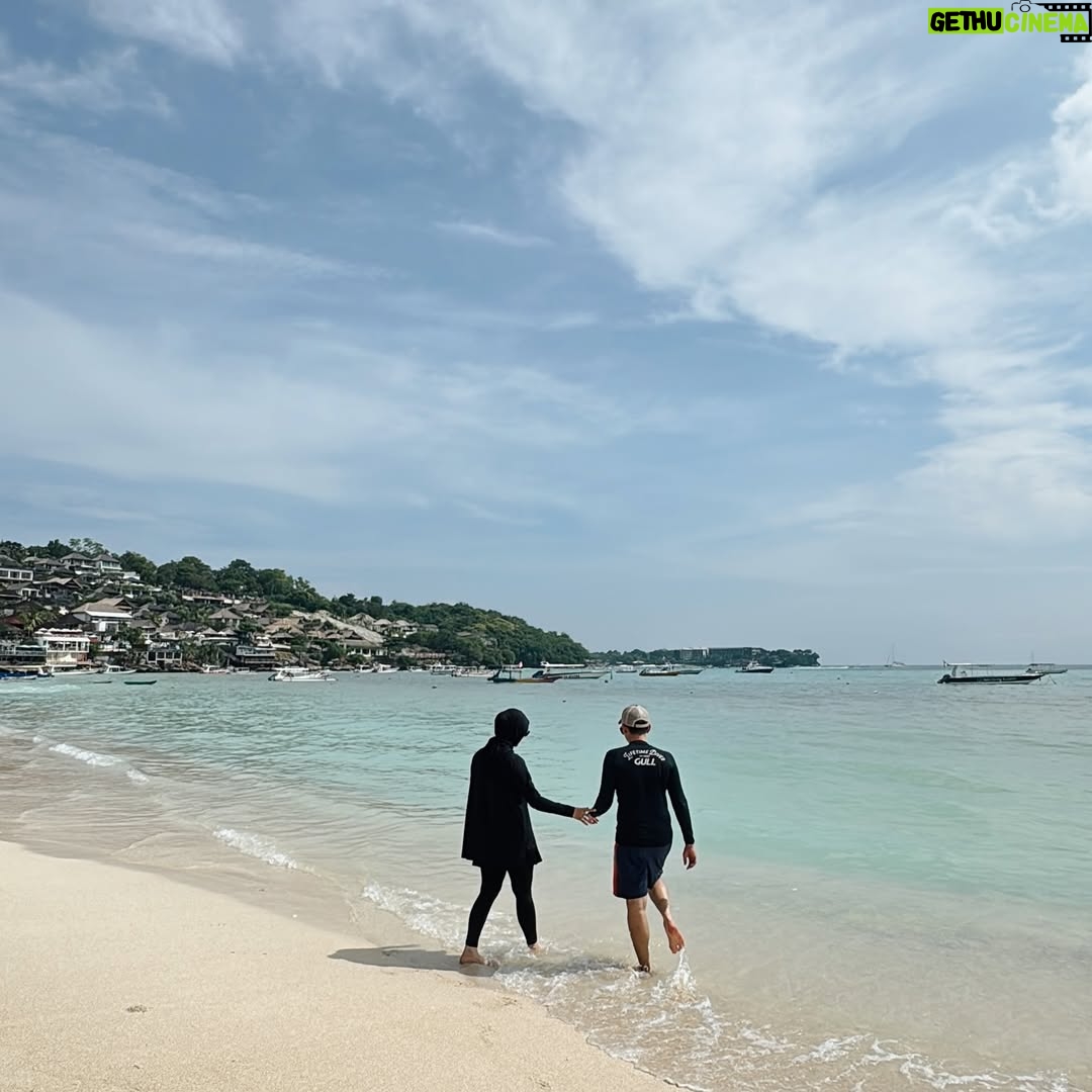 Citra Kirana - 44.4K Likes - Baliii so faarr…. Ngerencanain jalan2 ke bali berduaan ga ajak athar ✨( maaf ya mass mama papa pacaran dulss) . Pas banget emg lagiii punya hobby baru yang samaaa…si padelll iniii…selama di balii kerjaan kita cari court yangg kosong 🤭 so much fun! Alhamdulillah…. ♥️✨ maaciii yanggg. Waktunya pulang ke jakartaaa skrggg…ketemu bayiiikk kangeen bangetttt mass athaarrr…..