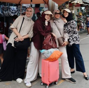 Citra Kirana Instagram - POV : 4 sisters vs. Chatuchak market 💥🛍️🥳