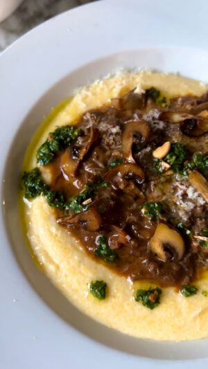 Claudia Fontán Instagram - Hoy Polenta…
Para aprovechar los últimos fríos .
Nada más confortable que un platito de polenta cremosa .
Si no te gusta la polenta es que nunca comiste una bien rica , dale una oportunidad .
Cómo dato base por una medida de polenta vas a usar 6 medidas de líquido (caldo, agua o leche ), Justo el doble de lo que dice en los paquetes , así evitas la polenta bodoque.
Para esta receta use :
Dos tazas de polenta y 12 de líquido que lo medís con la misma taza , puse mitad leche , mitad agua , sal y dos hojitas de laurel y un cubo de manteca .
Cuando empieza a romper el hervor agregas (sin dejar de batir )la polenta de a poco tipo lluvia . Use la de 1 minuto, apagas el fuego y agregas manteca , queso mozzarella o mantecoso y un poco de regianito .
Para el ragout de hongos :
1 cebolla 
1 zanahoria 
2 dientes de ajo 
Hongos de pino (remojados en agua tibia)
Y una variedad de hongos : portobellos , de paris y girgolas .
1 vaso de vino blanco 
1 vaso de agua de remojo de los hongos secos .
1 vaso de caldo.
Laurel , sal y pimienta .
Para la Gremolata :
Perejil picado 
Ralladura de naranja y limon
Jugo de limón
Aceite de oliva 
Almendras tostadas .
Mención especial para la alegría que me da cocinar con las chicas alrededor ,Antonia y Abril , ❤️❤️
@antoniaaubii 
@abrilariztizabal 
.
.
.
@zuelovirgenextra 🫒Novello zuelo
.
Gracias Potro por esta canción hermosa .
Buen domingo !!!