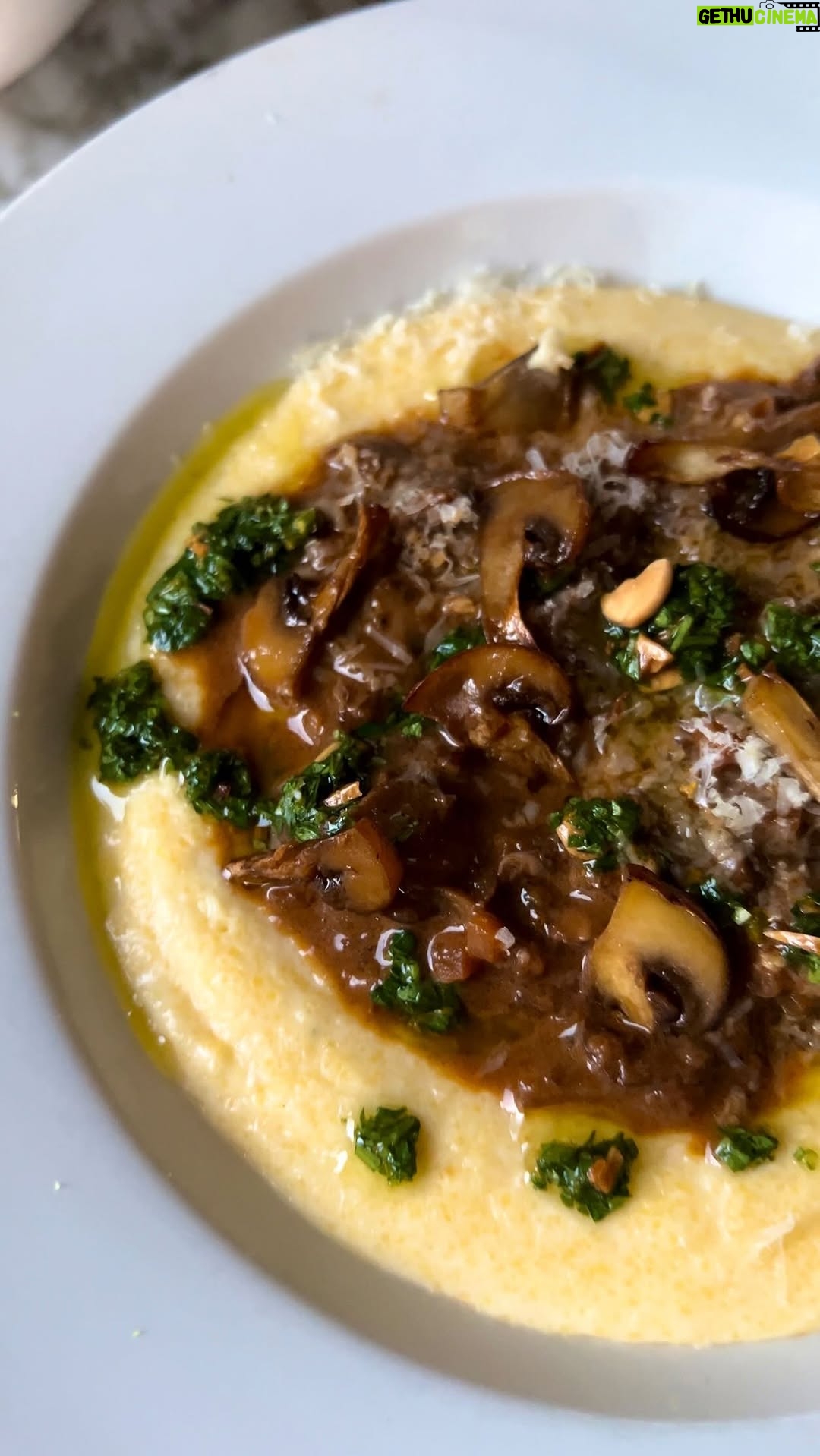 Claudia Fontán - 222.7K Likes - Hoy Polenta…
Para aprovechar los últimos fríos .
Nada más confortable que un platito de polenta cremosa .
Si no te gusta la polenta es que nunca comiste una bien rica , dale una oportunidad .
Cómo dato base por una medida de polenta vas a usar 6 medidas de líquido (caldo, agua o leche ), Justo el doble de lo que dice en los paquetes , así evitas la polenta bodoque.
Para esta receta use :
Dos tazas de polenta y 12 de líquido que lo medís con la misma taza , puse mitad leche , mitad agua , sal y dos hojitas de laurel y un cubo de manteca .
Cuando empieza a romper el hervor agregas (sin dejar de batir )la polenta de a poco tipo lluvia . Use la de 1 minuto, apagas el fuego y agregas manteca , queso mozzarella o mantecoso y un poco de regianito .
Para el ragout de hongos :
1 cebolla 
1 zanahoria 
2 dientes de ajo 
Hongos de pino (remojados en agua tibia)
Y una variedad de hongos : portobellos , de paris y girgolas .
1 vaso de vino blanco 
1 vaso de agua de remojo de los hongos secos .
1 vaso de caldo.
Laurel , sal y pimienta .
Para la Gremolata :
Perejil picado 
Ralladura de naranja y limon
Jugo de limón
Aceite de oliva 
Almendras tostadas .
Mención especial para la alegría que me da cocinar con las chicas alrededor ,Antonia y Abril , ❤️❤️
@antoniaaubii 
@abrilariztizabal 
.
.
.
@zuelovirgenextra 🫒Novello zuelo
.
Gracias Potro por esta canción hermosa .
Buen domingo !!!