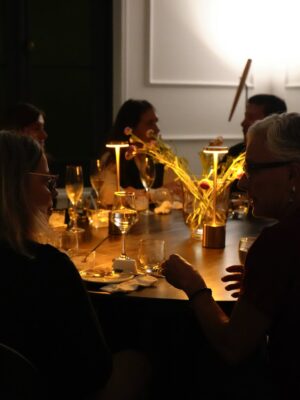 Claudia Fontán Instagram - Una noche especial,mágica en La Casa !
Compartir la mesa , recetas ,charlas , muchas risas y brindis !
Hicimos un tiramisú XL con @arrivataquesos , servimos quesos de @elabascaybrandsen , las maravillosas anchoas de @hernanviva , y el vino de @rutiniwines .
Gracias @pesca.demar por traerme siempre lo mejor!
Gracias al equipo @cookvanoyen y @tatisoding
Todo en la linda vajilla de @volf_oficial especialmente elegida .
La mesa intervenida por Maria @delta.boutiquedeflores .
Cocinamos con @essenoficial
Y vestida por @rominasavastano
Gracias a todos por hacer de esta noche un encuentro inolvidable .
Por muchos encuentros mas !!!
Ph. @caro.pasino