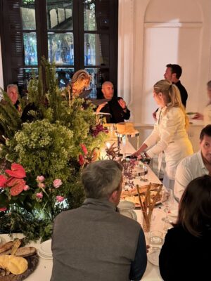 Claudia Fontán Instagram - Una noche especial,mágica en La Casa !
Compartir la mesa , recetas ,charlas , muchas risas y brindis !

Hicimos un tiramisú XL con @arrivataquesos , servimos quesos de @elabascaybrandsen , las maravillosas anchoas de @hernanviva , y el vino de @rutiniwines .
Gracias @pesca.demar por traerme siempre lo mejor!
Gracias al equipo @cookvanoyen y @tatisoding 
Todo en la linda vajilla de @volf_oficial especialmente elegida .
La mesa intervenida por Maria @delta.boutiquedeflores .
Cocinamos con @essenoficial 
Y vestida por @rominasavastano 

Gracias a todos por hacer de esta noche un encuentro inolvidable .
Por muchos encuentros mas !!!

Ph. @caro.pasino