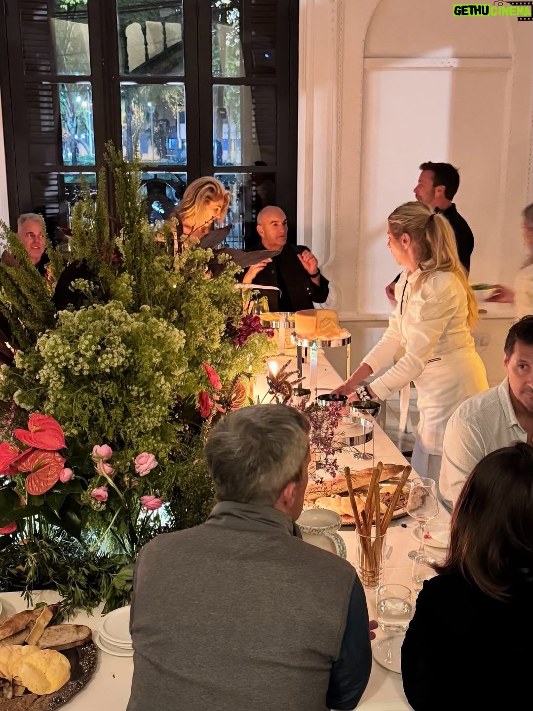 Claudia Fontán - 8.5K Likes - Una noche especial,mágica en La Casa !
Compartir la mesa , recetas ,charlas , muchas risas y brindis !

Hicimos un tiramisú XL con @arrivataquesos , servimos quesos de @elabascaybrandsen , las maravillosas anchoas de @hernanviva , y el vino de @rutiniwines .
Gracias @pesca.demar por traerme siempre lo mejor!
Gracias al equipo @cookvanoyen y @tatisoding 
Todo en la linda vajilla de @volf_oficial especialmente elegida .
La mesa intervenida por Maria @delta.boutiquedeflores .
Cocinamos con @essenoficial 
Y vestida por @rominasavastano 

Gracias a todos por hacer de esta noche un encuentro inolvidable .
Por muchos encuentros mas !!!

Ph. @caro.pasino
