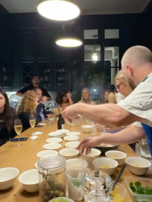 Claudia Fontán Instagram - Una noche especial,mágica en La Casa !
Compartir la mesa , recetas ,charlas , muchas risas y brindis !

Hicimos un tiramisú XL con @arrivataquesos , servimos quesos de @elabascaybrandsen , las maravillosas anchoas de @hernanviva , y el vino de @rutiniwines .
Gracias @pesca.demar por traerme siempre lo mejor!
Gracias al equipo @cookvanoyen y @tatisoding 
Todo en la linda vajilla de @volf_oficial especialmente elegida .
La mesa intervenida por Maria @delta.boutiquedeflores .
Cocinamos con @essenoficial 
Y vestida por @rominasavastano 

Gracias a todos por hacer de esta noche un encuentro inolvidable .
Por muchos encuentros mas !!!

Ph. @caro.pasino