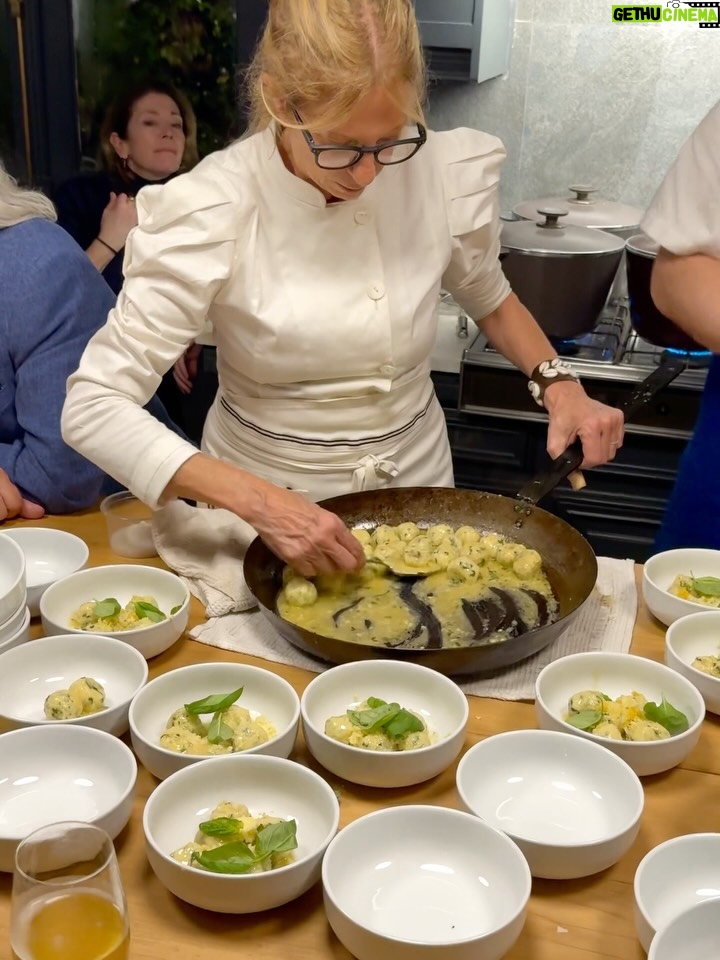 Claudia Fontán - 8.5K Likes - Una noche especial,mágica en La Casa !
Compartir la mesa , recetas ,charlas , muchas risas y brindis !

Hicimos un tiramisú XL con @arrivataquesos , servimos quesos de @elabascaybrandsen , las maravillosas anchoas de @hernanviva , y el vino de @rutiniwines .
Gracias @pesca.demar por traerme siempre lo mejor!
Gracias al equipo @cookvanoyen y @tatisoding 
Todo en la linda vajilla de @volf_oficial especialmente elegida .
La mesa intervenida por Maria @delta.boutiquedeflores .
Cocinamos con @essenoficial 
Y vestida por @rominasavastano 

Gracias a todos por hacer de esta noche un encuentro inolvidable .
Por muchos encuentros mas !!!

Ph. @caro.pasino