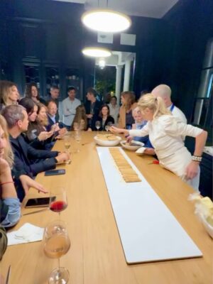 Claudia Fontán Instagram - Una noche especial,mágica en La Casa !
Compartir la mesa , recetas ,charlas , muchas risas y brindis !

Hicimos un tiramisú XL con @arrivataquesos , servimos quesos de @elabascaybrandsen , las maravillosas anchoas de @hernanviva , y el vino de @rutiniwines .
Gracias @pesca.demar por traerme siempre lo mejor!
Gracias al equipo @cookvanoyen y @tatisoding 
Todo en la linda vajilla de @volf_oficial especialmente elegida .
La mesa intervenida por Maria @delta.boutiquedeflores .
Cocinamos con @essenoficial 
Y vestida por @rominasavastano 

Gracias a todos por hacer de esta noche un encuentro inolvidable .
Por muchos encuentros mas !!!

Ph. @caro.pasino