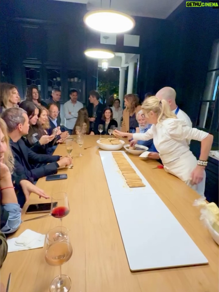 Claudia Fontán - 8.5K Likes - Una noche especial,mágica en La Casa !
Compartir la mesa , recetas ,charlas , muchas risas y brindis !

Hicimos un tiramisú XL con @arrivataquesos , servimos quesos de @elabascaybrandsen , las maravillosas anchoas de @hernanviva , y el vino de @rutiniwines .
Gracias @pesca.demar por traerme siempre lo mejor!
Gracias al equipo @cookvanoyen y @tatisoding 
Todo en la linda vajilla de @volf_oficial especialmente elegida .
La mesa intervenida por Maria @delta.boutiquedeflores .
Cocinamos con @essenoficial 
Y vestida por @rominasavastano 

Gracias a todos por hacer de esta noche un encuentro inolvidable .
Por muchos encuentros mas !!!

Ph. @caro.pasino