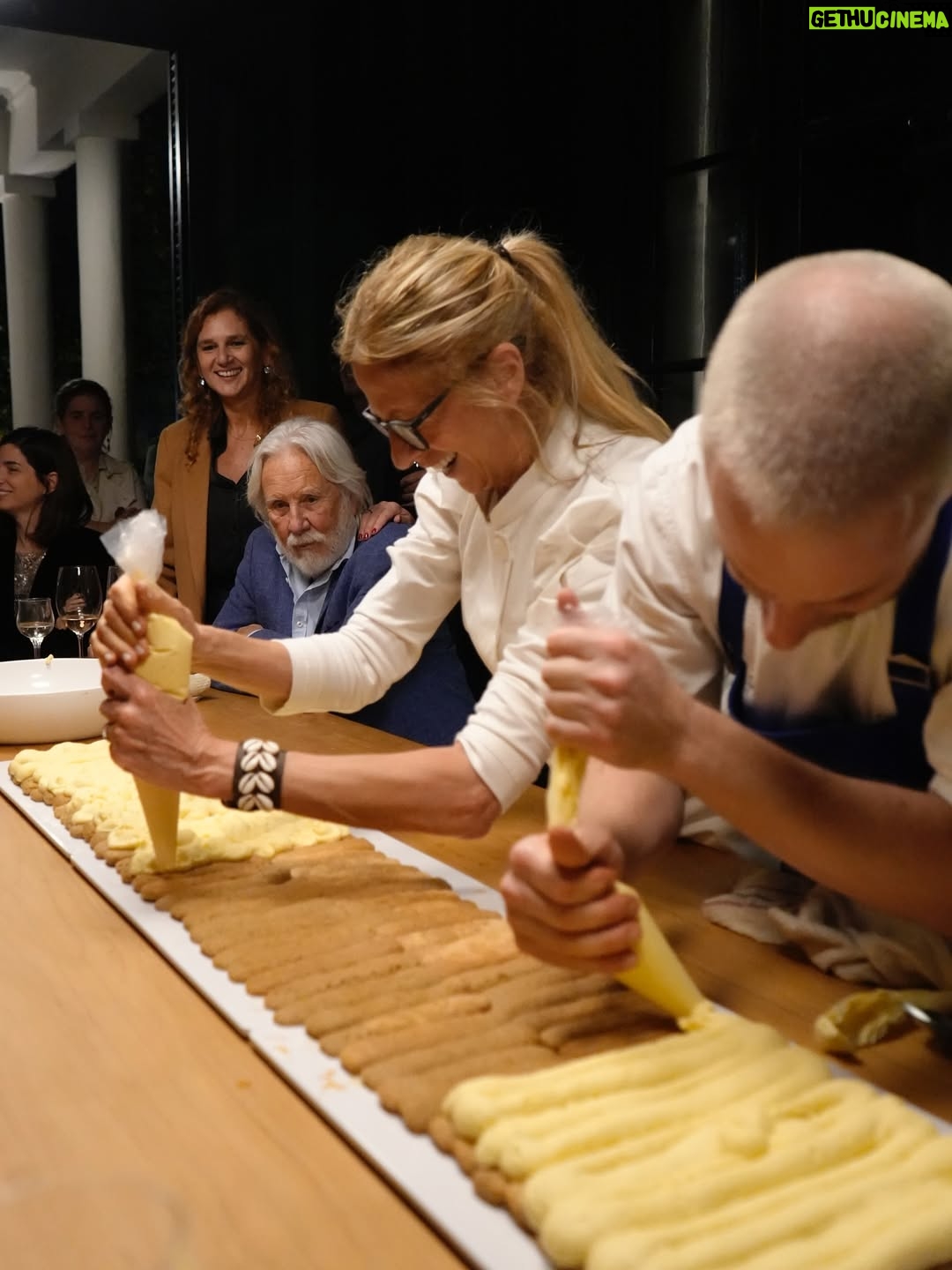 Claudia Fontán - 8.5K Likes - Una noche especial,mágica en La Casa !
Compartir la mesa , recetas ,charlas , muchas risas y brindis !

Hicimos un tiramisú XL con @arrivataquesos , servimos quesos de @elabascaybrandsen , las maravillosas anchoas de @hernanviva , y el vino de @rutiniwines .
Gracias @pesca.demar por traerme siempre lo mejor!
Gracias al equipo @cookvanoyen y @tatisoding 
Todo en la linda vajilla de @volf_oficial especialmente elegida .
La mesa intervenida por Maria @delta.boutiquedeflores .
Cocinamos con @essenoficial 
Y vestida por @rominasavastano 

Gracias a todos por hacer de esta noche un encuentro inolvidable .
Por muchos encuentros mas !!!

Ph. @caro.pasino