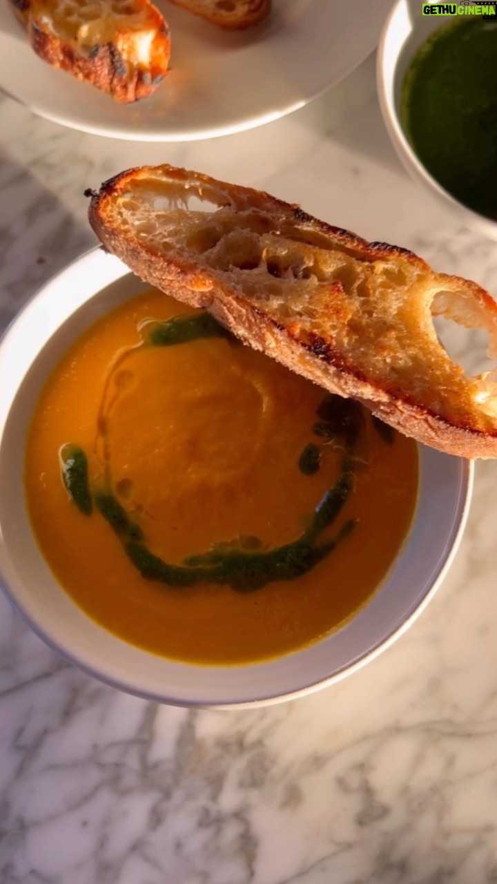 Claudia Fontán - 188K Likes - Hoy Sopa! de zanahorias.
Frío y sopa son los mejores amigos !
Te extraño bb @antoniaaubii ❤️

Lleva 6 o 7 zanahorias 
1 cebolla 
2 dientes de ajo
Jengibre 
Caldo o agua 
1 cucharada de manteca 
1 cucharada de miel 
Y le hice un aceite verde que le queda buenísimo con perejil , albahaca , cilantro y oliva .
Una tostada y a disfrutar!
Buen sábado , te mando un abrazo !
Hacen sopa ? Favoritas ?