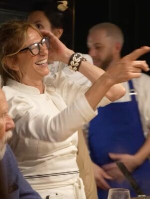 Claudia Fontán Instagram - Una noche especial,mágica en La Casa !
Compartir la mesa , recetas ,charlas , muchas risas y brindis !

Hicimos un tiramisú XL con @arrivataquesos , servimos quesos de @elabascaybrandsen , las maravillosas anchoas de @hernanviva , y el vino de @rutiniwines .
Gracias @pesca.demar por traerme siempre lo mejor!
Gracias al equipo @cookvanoyen y @tatisoding 
Todo en la linda vajilla de @volf_oficial especialmente elegida .
La mesa intervenida por Maria @delta.boutiquedeflores .
Cocinamos con @essenoficial 
Y vestida por @rominasavastano 

Gracias a todos por hacer de esta noche un encuentro inolvidable .
Por muchos encuentros mas !!!

Ph. @caro.pasino