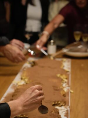 Claudia Fontán Instagram - Una noche especial,mágica en La Casa !
Compartir la mesa , recetas ,charlas , muchas risas y brindis !

Hicimos un tiramisú XL con @arrivataquesos , servimos quesos de @elabascaybrandsen , las maravillosas anchoas de @hernanviva , y el vino de @rutiniwines .
Gracias @pesca.demar por traerme siempre lo mejor!
Gracias al equipo @cookvanoyen y @tatisoding 
Todo en la linda vajilla de @volf_oficial especialmente elegida .
La mesa intervenida por Maria @delta.boutiquedeflores .
Cocinamos con @essenoficial 
Y vestida por @rominasavastano 

Gracias a todos por hacer de esta noche un encuentro inolvidable .
Por muchos encuentros mas !!!

Ph. @caro.pasino