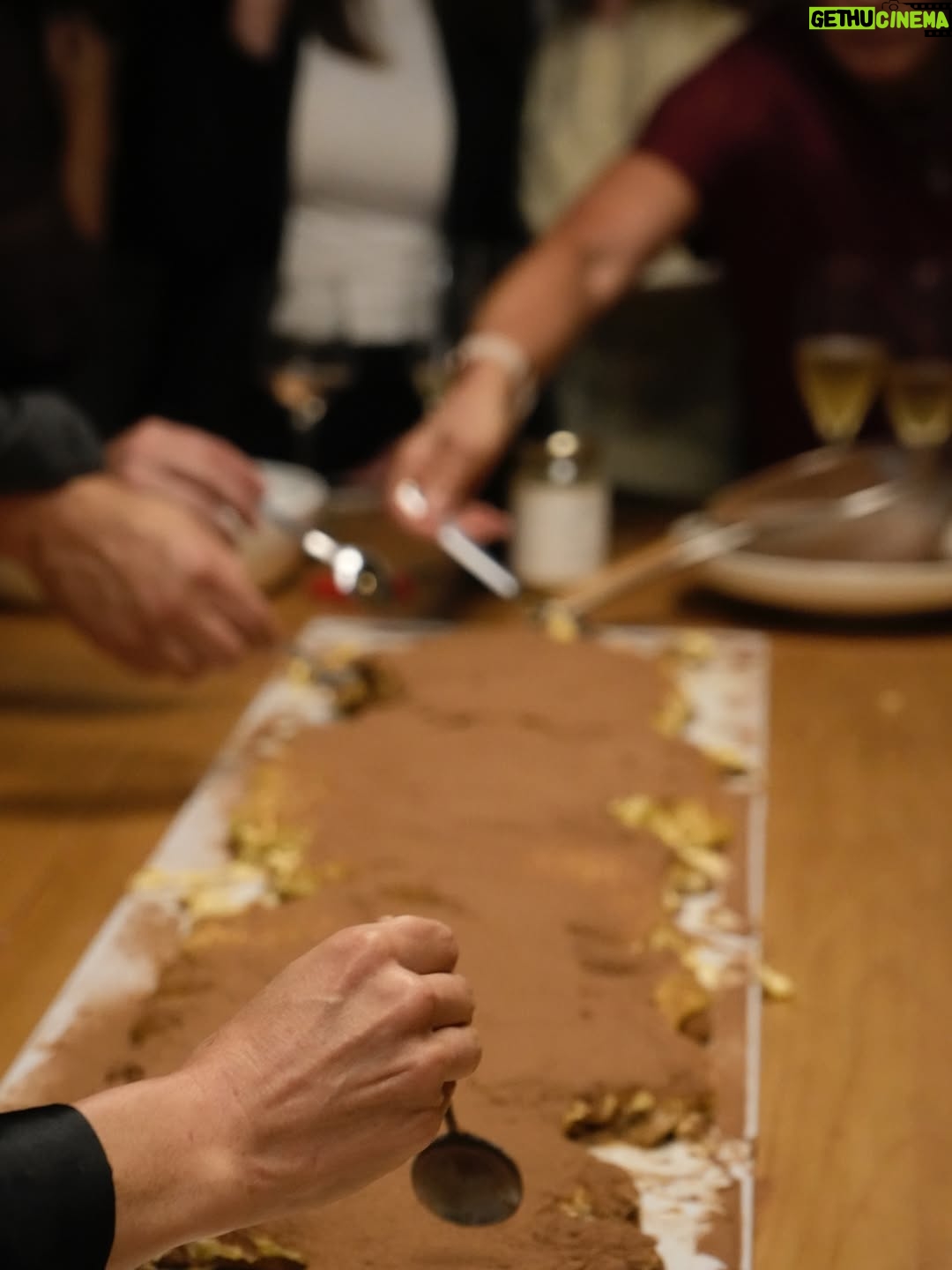 Claudia Fontán - 8.5K Likes - Una noche especial,mágica en La Casa !
Compartir la mesa , recetas ,charlas , muchas risas y brindis !

Hicimos un tiramisú XL con @arrivataquesos , servimos quesos de @elabascaybrandsen , las maravillosas anchoas de @hernanviva , y el vino de @rutiniwines .
Gracias @pesca.demar por traerme siempre lo mejor!
Gracias al equipo @cookvanoyen y @tatisoding 
Todo en la linda vajilla de @volf_oficial especialmente elegida .
La mesa intervenida por Maria @delta.boutiquedeflores .
Cocinamos con @essenoficial 
Y vestida por @rominasavastano 

Gracias a todos por hacer de esta noche un encuentro inolvidable .
Por muchos encuentros mas !!!

Ph. @caro.pasino