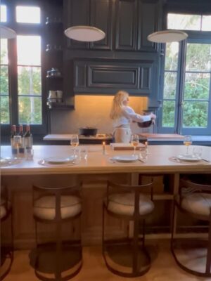 Claudia Fontán Instagram - Sabado 20 de septiembre .
20 hs .
La casa se viste de fiesta!

Cocina abierta,
Mesas compartidas para charlar, conocernos y disfrutar entre copas y sabores .
Despedimos el invierno  y le damos la bienvenida a la primavera !

Nos acompañan @arrivataquesos @elabascaybrandsen @rutiniwines 

Reservas 1156129791
Info en bio @casaangelman 
Los esperamos !!!