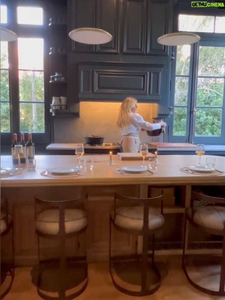 Claudia Fontán - 6.5K Likes - Sabado 20 de septiembre .
20 hs .
La casa se viste de fiesta!

Cocina abierta,
Mesas compartidas para charlar, conocernos y disfrutar entre copas y sabores .
Despedimos el invierno  y le damos la bienvenida a la primavera !

Nos acompañan @arrivataquesos @elabascaybrandsen @rutiniwines 

Reservas 1156129791
Info en bio @casaangelman 
Los esperamos !!!