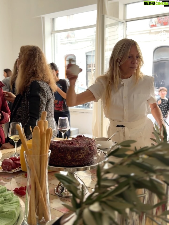 Claudia Fontán - 11.3K Likes - Una mesa en colaboración con Agustina Woodgate. 
Un almuerzo especial en el marco de @arteBa.
Inspiradas por los billetes argentinos intervenidos por @lawoodgate, compusimos una mesa donde sabores y arte se potencian. 

Junto a la bellísima vajilla de @volf_oficial , los quesos maravillosos de @elabascaybrandsen , las flores de @delta.boutiquedeflores , los panes de @lepiboulangerie ,vestida por @rominasavastano y nuestras empanadas siempre de la mano de @ailu_tap . 
Gracias a todos por acompañarnos!
especialmente @raquelmontero2 que ingenió este encuentro.

Fotos : @caro.pasino