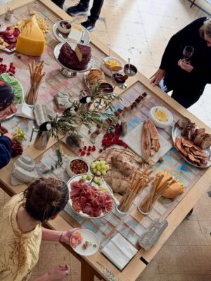 Claudia Fontán Instagram - Una mesa en colaboración con Agustina Woodgate. 
Un almuerzo especial en el marco de @arteBa.
Inspiradas por los billetes argentinos intervenidos por @lawoodgate, compusimos una mesa donde sabores y arte se potencian. 

Junto a la bellísima vajilla de @volf_oficial , los quesos maravillosos de @elabascaybrandsen , las flores de @delta.boutiquedeflores , los panes de @lepiboulangerie ,vestida por @rominasavastano y nuestras empanadas siempre de la mano de @ailu_tap . 
Gracias a todos por acompañarnos!
especialmente @raquelmontero2 que ingenió este encuentro.

Fotos : @caro.pasino